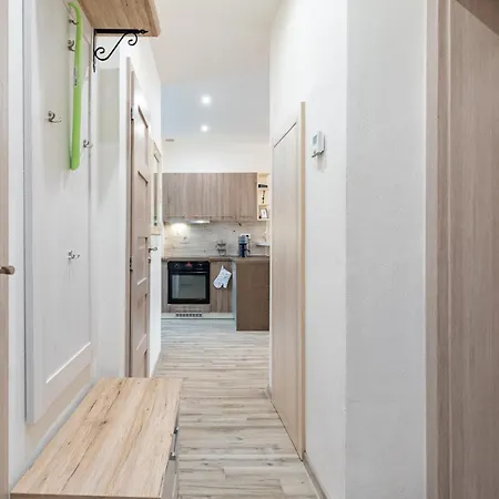 Apartment Charming Flat, Steps From Castle - Free Parking *
