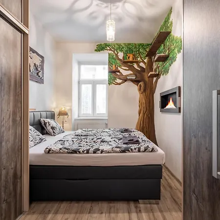 Charming Flat, Steps From Castle - Free Parking Apartment *