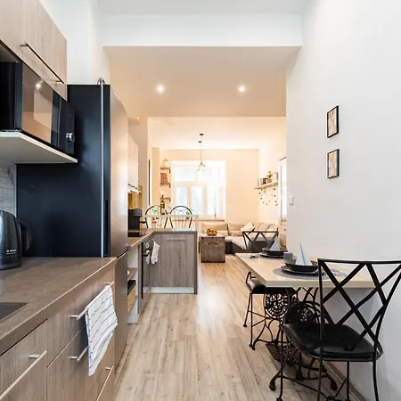 Charming Flat, Steps From Castle - Free Parking Apartment