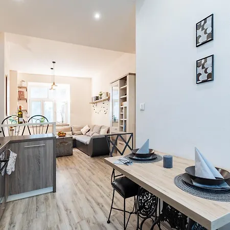 Apartment Charming Flat, Steps From Castle - Historic Part *