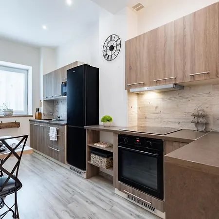 Charming Flat, Steps From Castle - Free Parking Apartment