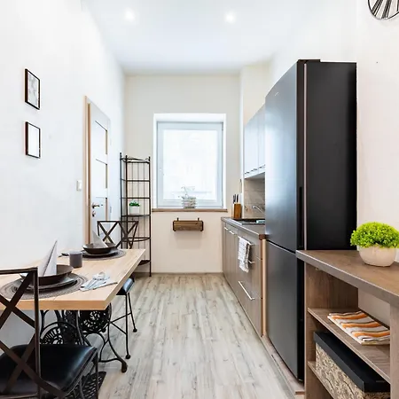Charming Flat, Steps From Castle - Historic Part *