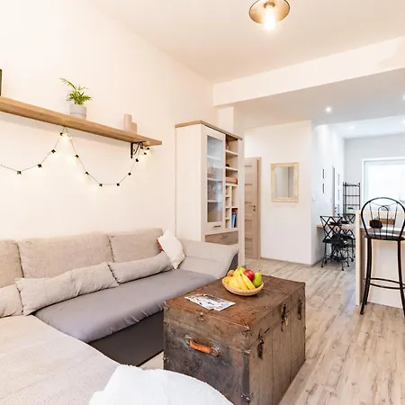 Charming Flat, Steps From Castle - Historic Part *