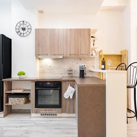 Апартаменты Charming Flat, Steps From Castle - Free Parking