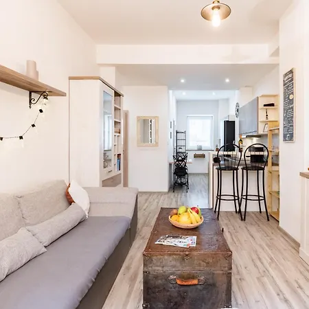 Апартаменты Charming Flat, Steps From Castle - Free Parking *